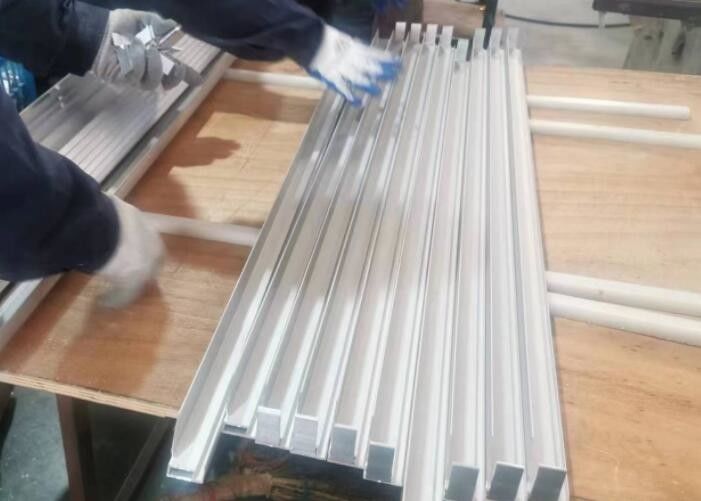 Khung nhôm của tấm pin mặt trời bạc và màu đen hoàn thiện cho phong cách và độ bền